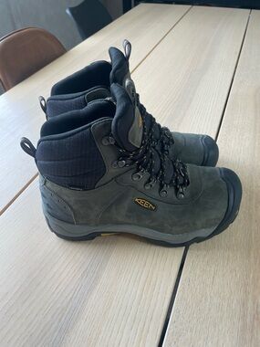 Keen Men's Revel III waterproof insulated winter hiking boots size 10 men’s hike